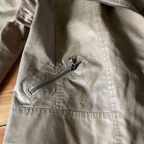 Maurices size large faux leather bomber style jacket. Like NEW. - Picture 2 of 4